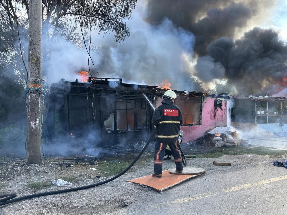 Sakarya’da Feci Olay! 2 Çocuk Yaralandı, 4 Ev Ateşe Verildi (6)
