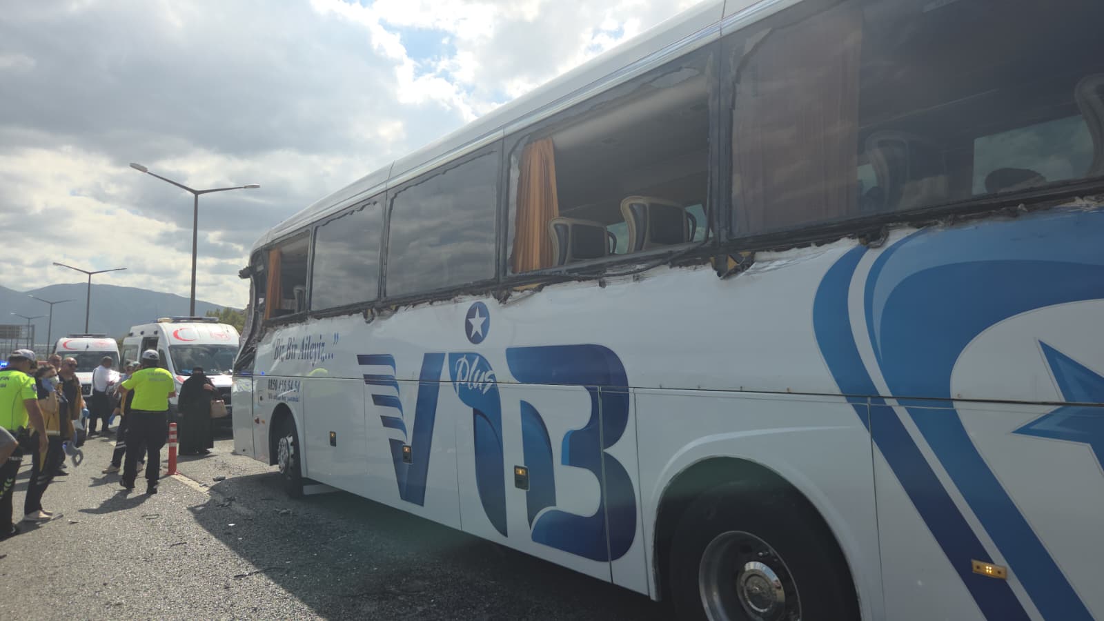 Yolcu Otobüsü Tir’a Çarptı! 3 Yaralı 1