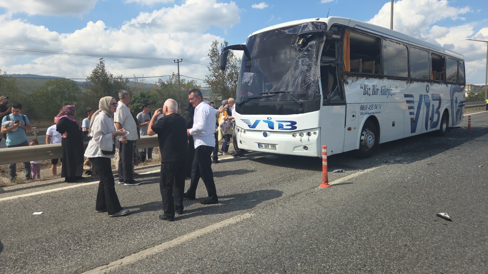 Yolcu Otobüsü Tir’a Çarptı! 3 Yaralı 2
