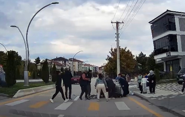 4 Yaşındaki Çocuğa Otomobil Çarptı! O Anlar Kameraya Böyle Yansıdı 01