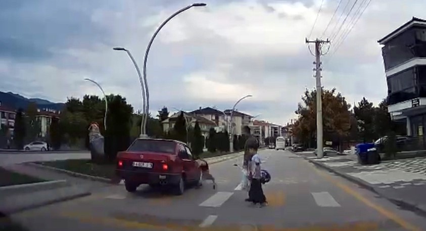 4 Yaşındaki Çocuğa Otomobil Çarptı! O Anlar Kameraya Böyle Yansıdı 02