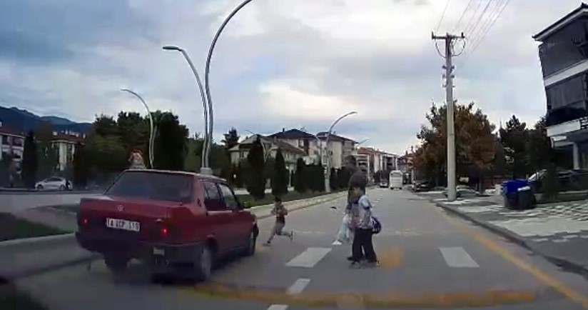 4 Yaşındaki Çocuğa Otomobil Çarptı! O Anlar Kameraya Böyle Yansıdı 03