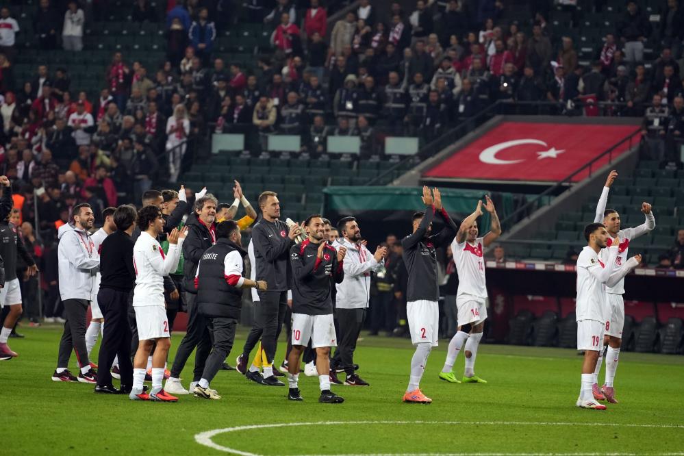 A Milliler’den Taraftara Coşkulu Üçlü (1)