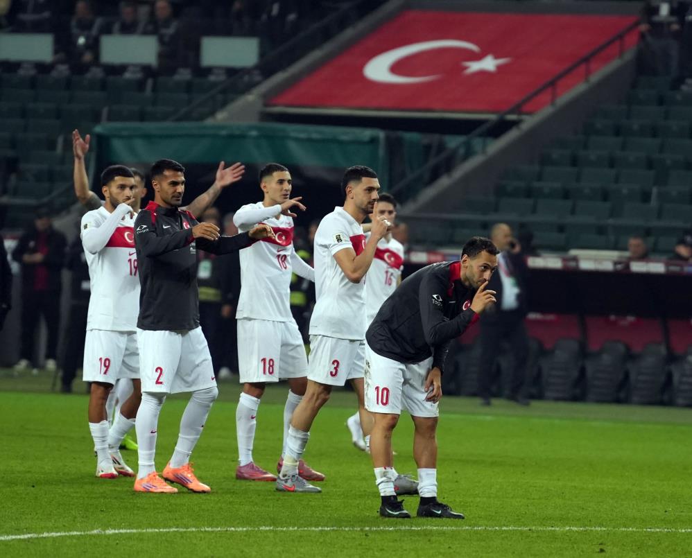 A Milliler’den Taraftara Coşkulu Üçlü (3)