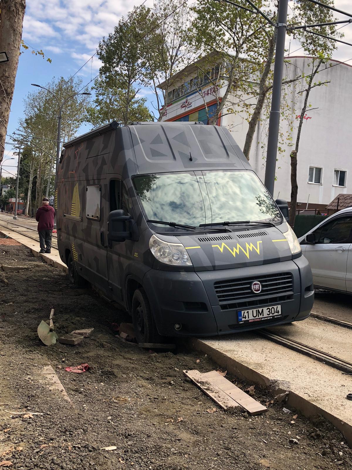 Alikahya'da Tramvay Yolu Üzerinde Ticari Araç Çukura Düştü, Ulaşım Aksadı 1