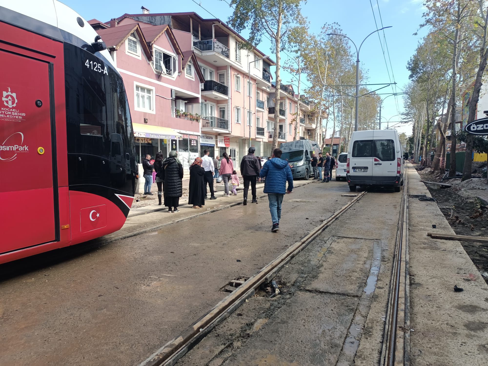 Alikahya'da Tramvay Yolu Üzerinde Ticari Araç Çukura Düştü, Ulaşım Aksadı 2