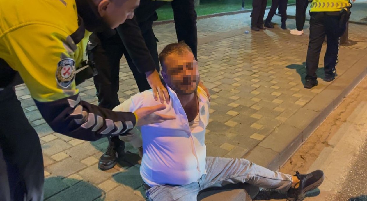 Alkollü Sürücü Patlak Lastikle Kaçtı! Trafiği Birbirine Kattı (2)