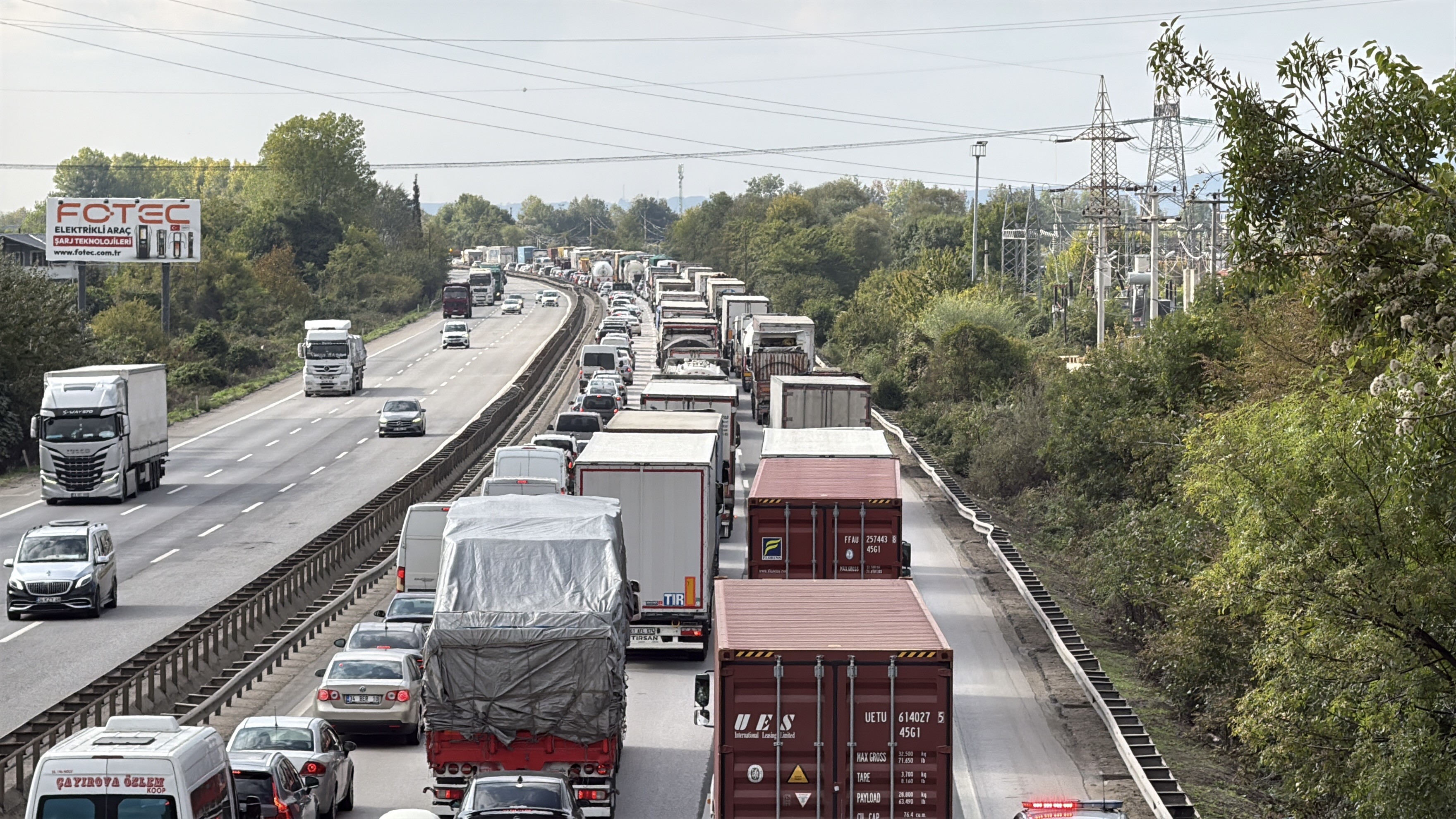 Anadolu Otoyolu’nda Kamyonet Yan Yattı! Trafik Kilitlendi (3)