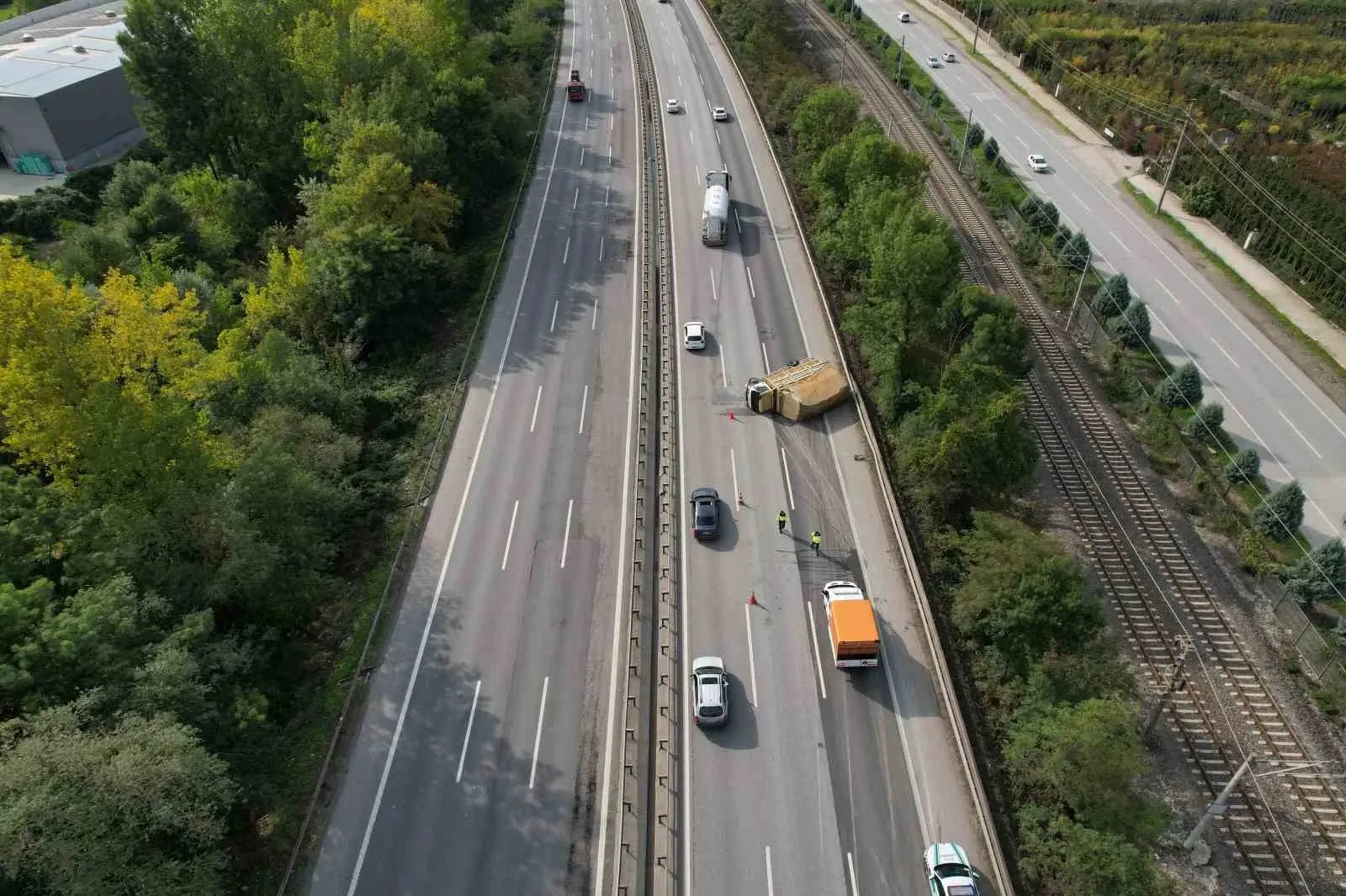 Anadolu Otoyolu’nda Kamyonet Yan Yattı! Trafik Kilitlendi