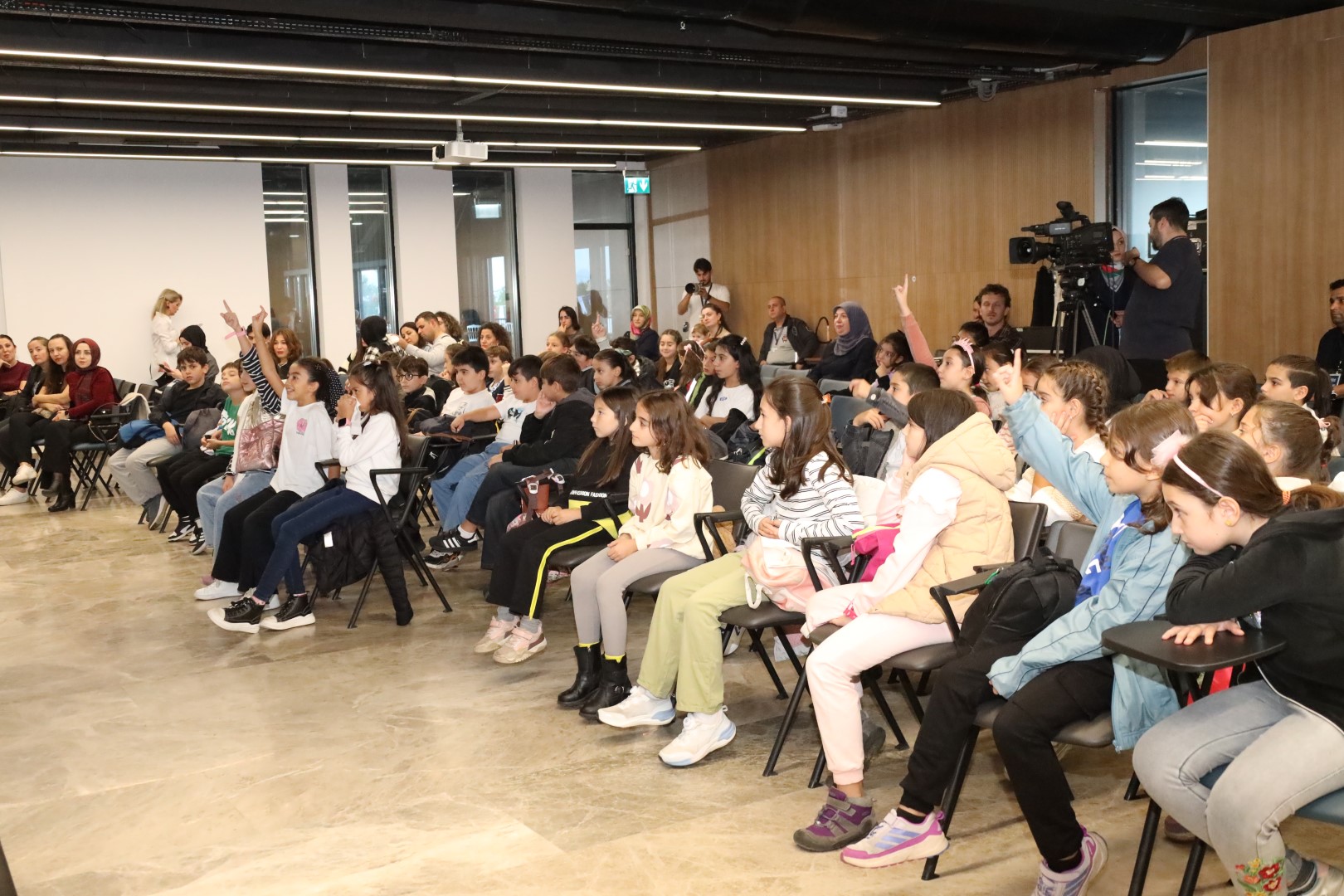 Ayşegül Dede, Uluslararası 15. Kocaeli Kitap Fuarı’nda Minik Okurlarla Buluştu 2