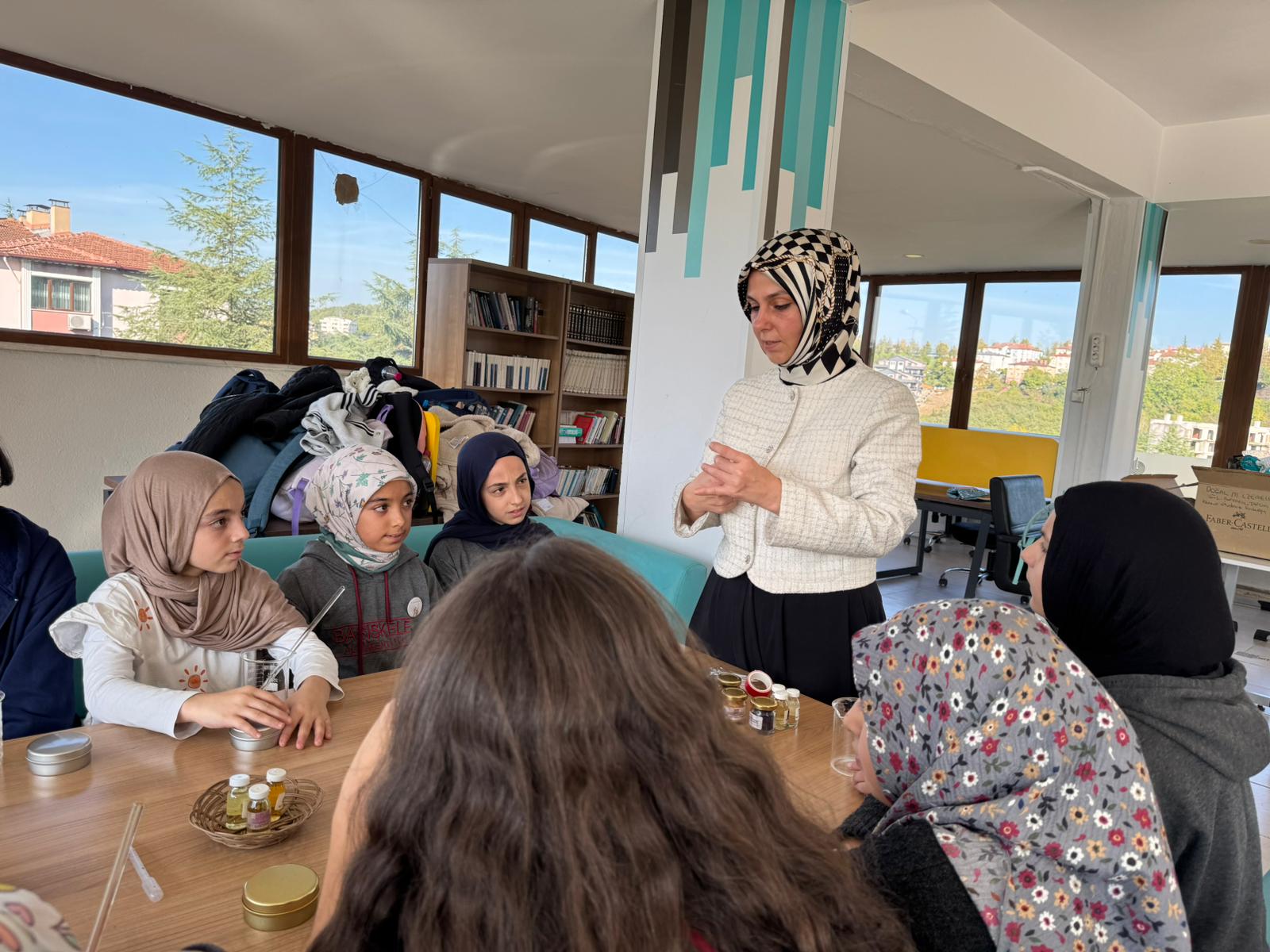 Başiskele’den Gazze’ye Destek Öğrenciler El Emeğiyle Kermese Katkı Sağladı (3)