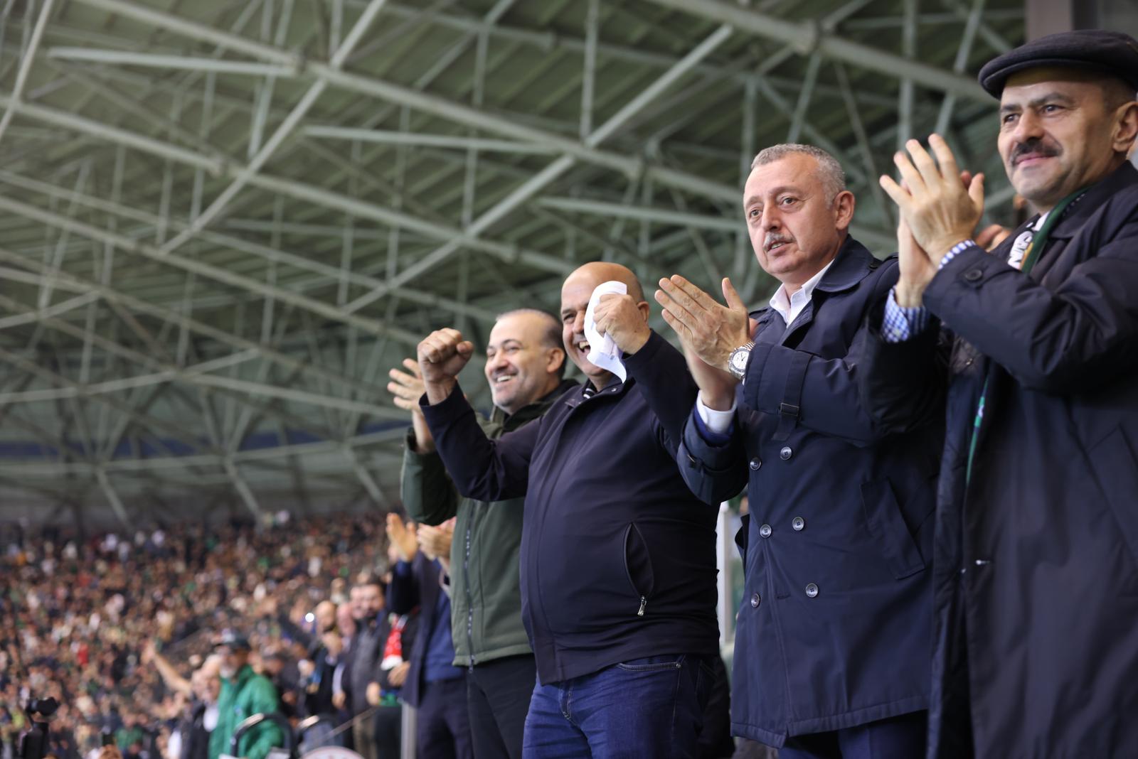 Başkan Büyükakın’dan Kocaelispor’a Tebrik “Muhteşem Bir Oyun, Harika Bir Galibiyet” (4)