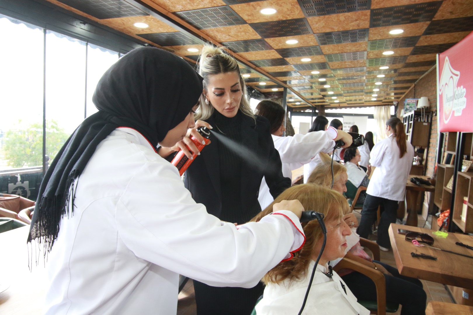 Beyaz Kalpler'den 'Saygınlar'a Güzellik Dokunuşu (6) (Büyük)