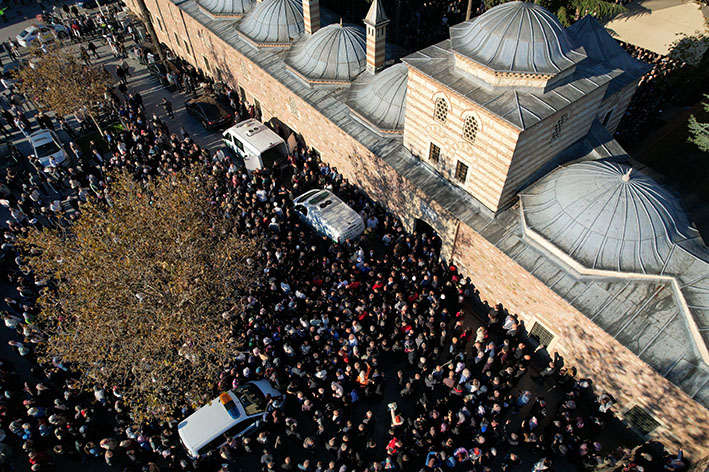 Bilir Ailesi Gözyaşlarıyla Son Yolculuklarına Uğurlandı! 01