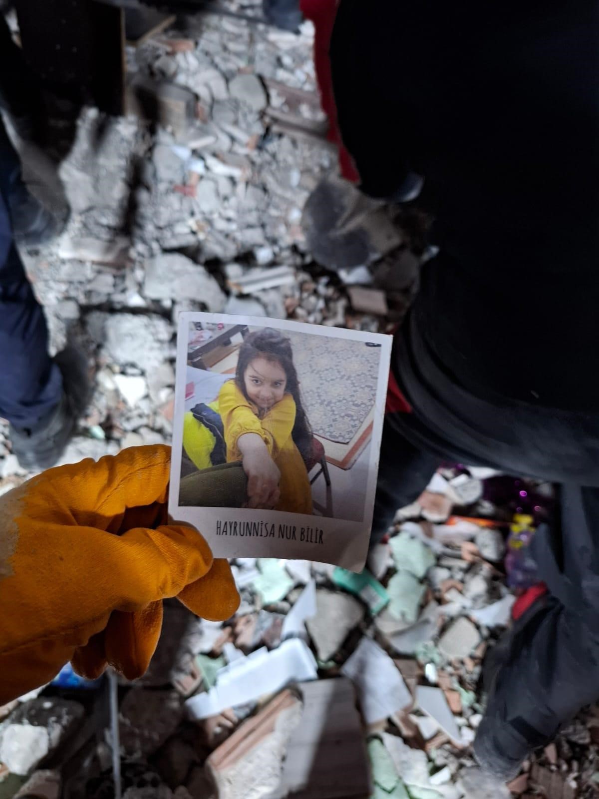 Bilir Ailesi Gözyaşlarıyla Son Yolculuklarına Uğurlandı! 09