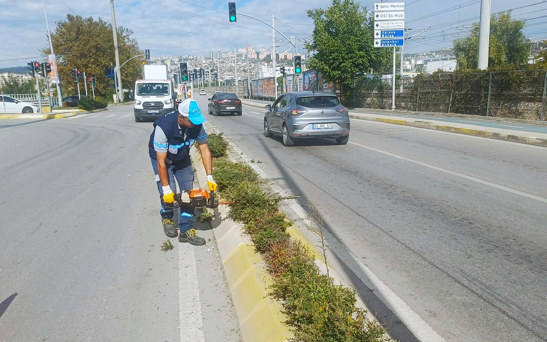 Büyükşehir’den Yeşil Alanlarda Titiz Budama Çalışması (1)