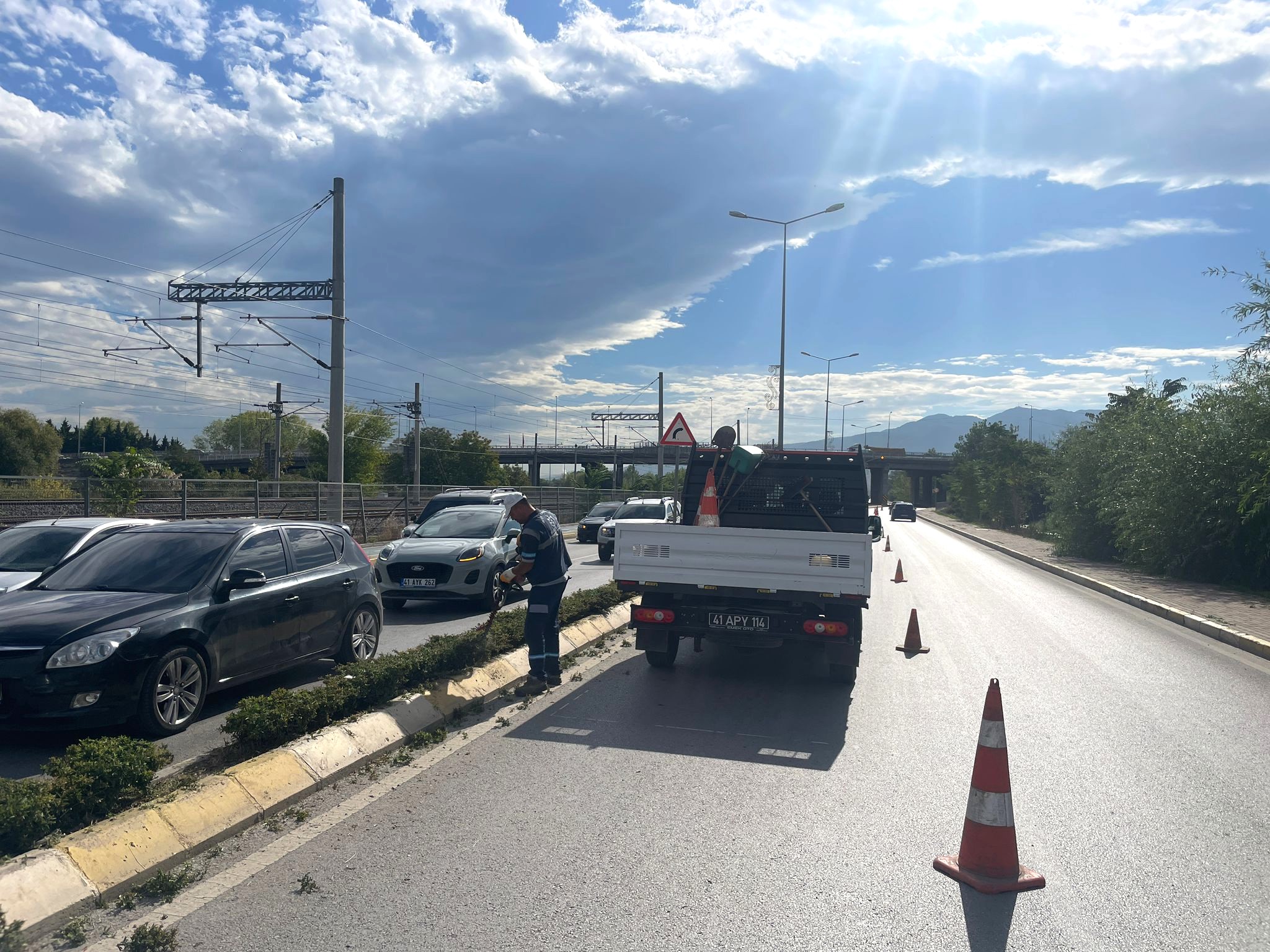 Büyükşehir’den Yeşil Alanlarda Titiz Budama Çalışması (3)