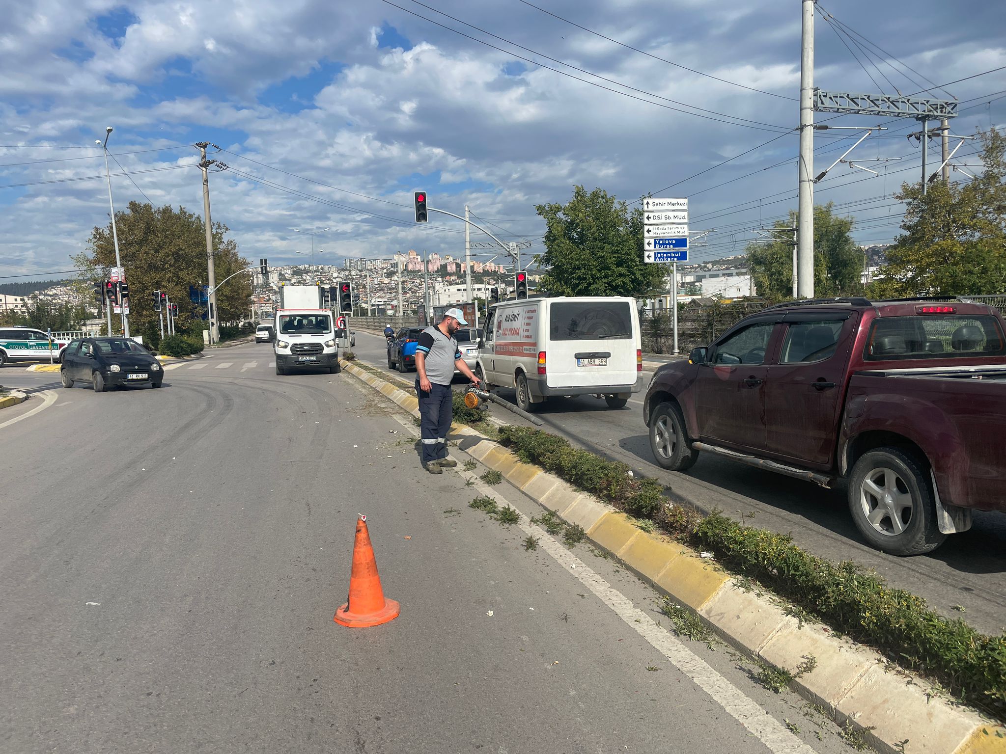 Büyükşehir’den Yeşil Alanlarda Titiz Budama Çalışması (4)