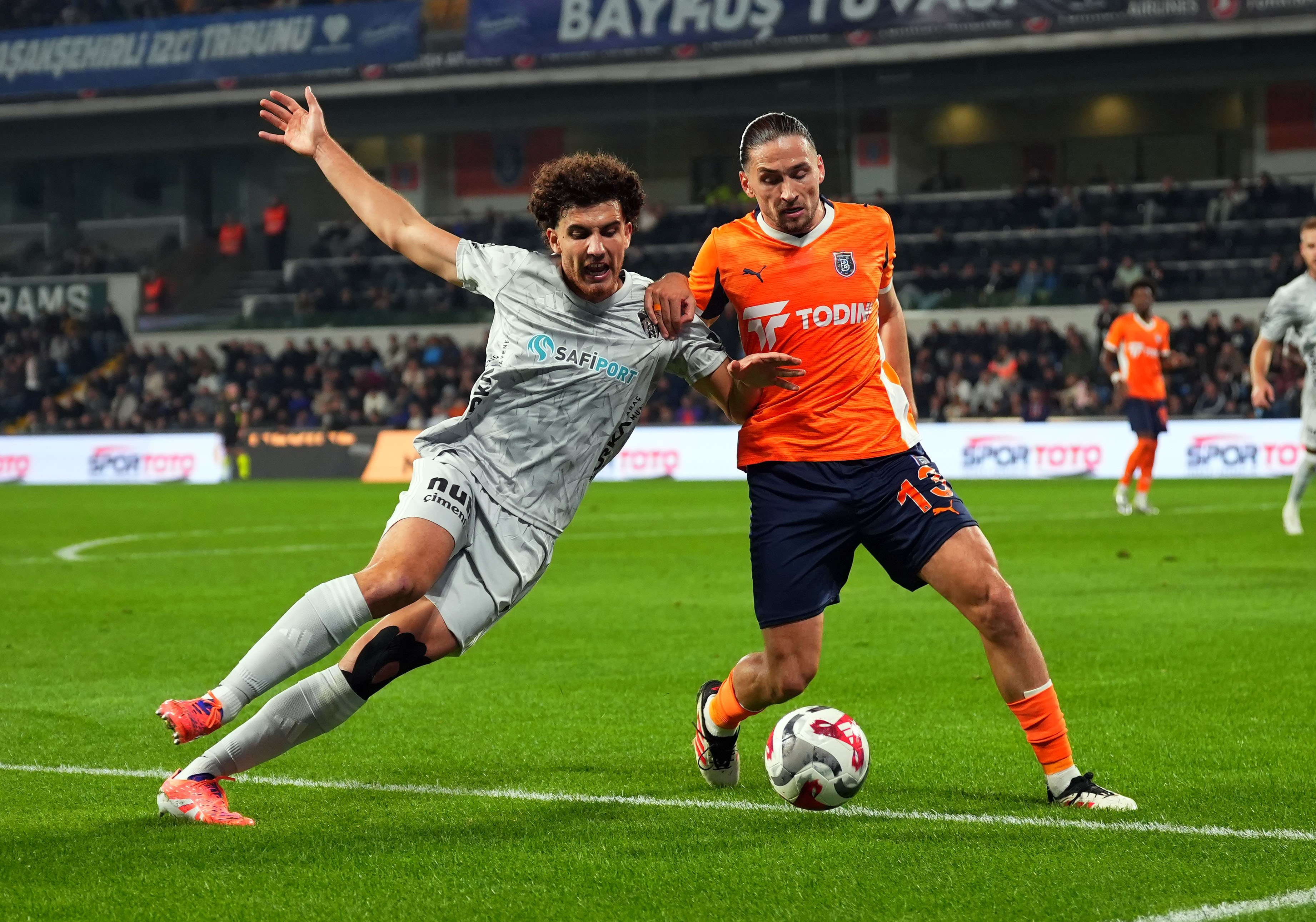 Canli Anlatim Başakşehir Kocaelispor Karşılaşması (3)