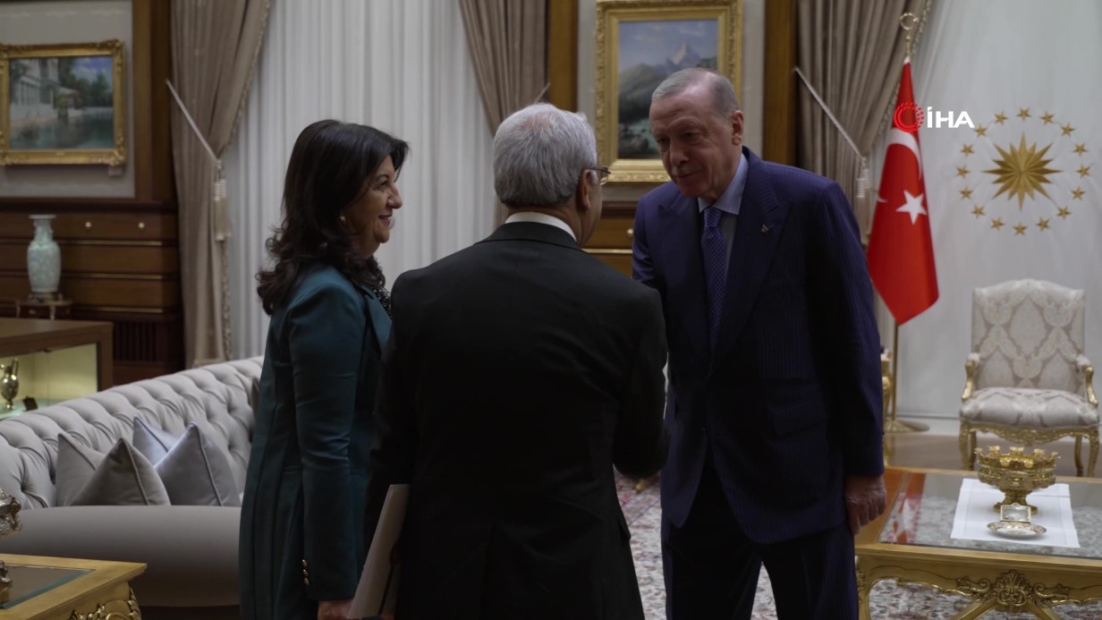 Cumhurbaşkanı Recep Tayyip Erdoğan, Dem Parti İmralı Heyeti Üyeleri Pervin Buldan Ve Mithat Sancar Ile Cumhurbaşkanlığı Külliyesi’nde Bir Araya Geldi. Yaklaşık 1 Saat Süren Görüşmede “Terörsüz Türkiye” Sürecindeki So (3)