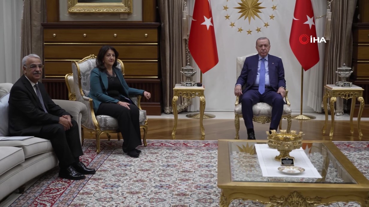 Cumhurbaşkanı Recep Tayyip Erdoğan, Dem Parti İmralı Heyeti Üyeleri Pervin Buldan Ve Mithat Sancar Ile Cumhurbaşkanlığı Külliyesi’nde Bir Araya Geldi. Yaklaşık 1 Saat Süren Görüşmede “Terörsüz Türkiye” Sürecindeki Son (1)