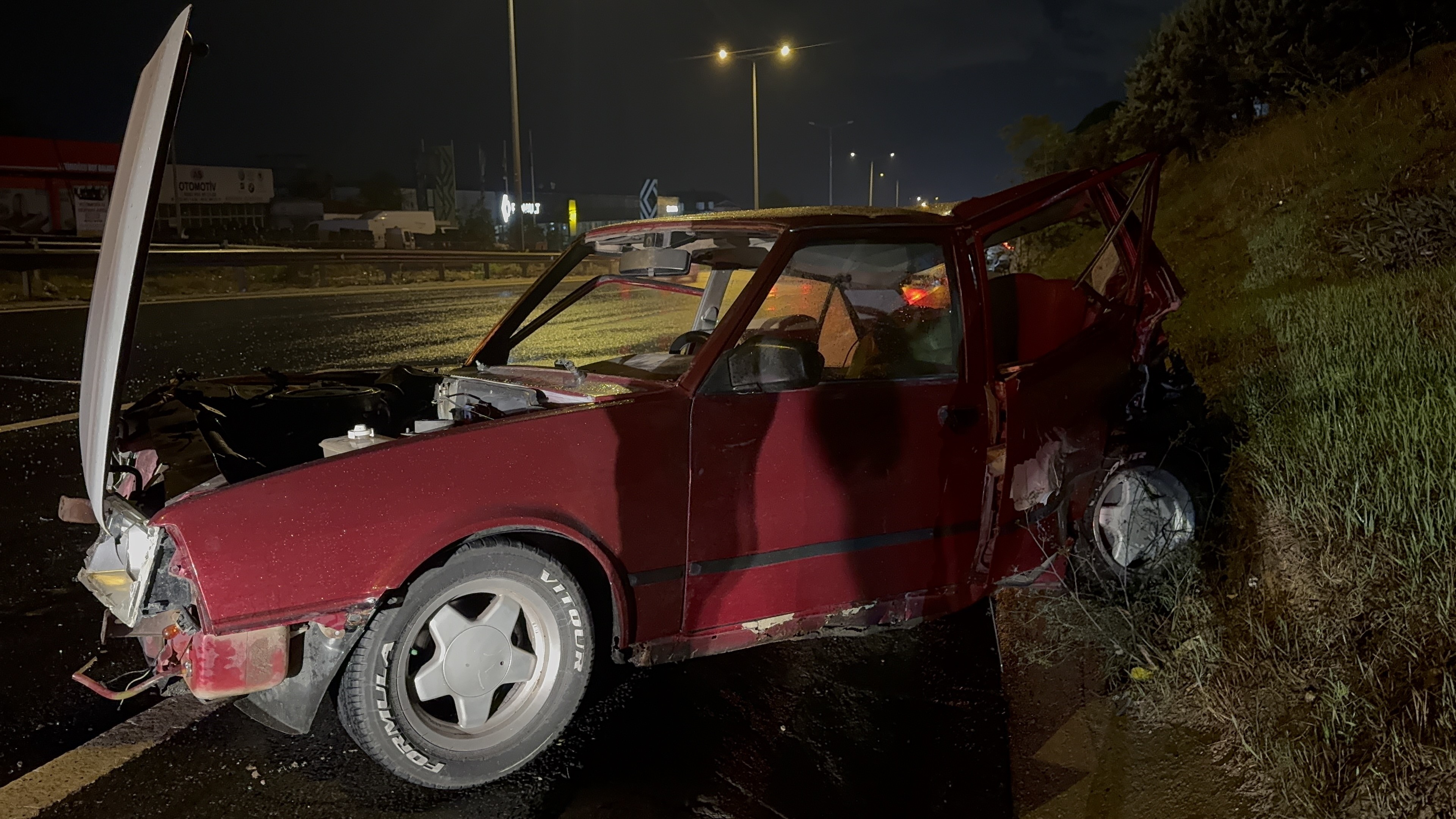 D 100’De Korkunç Kaza! Araç Ters Döndü, Sürücü Yola Fırladı (3)