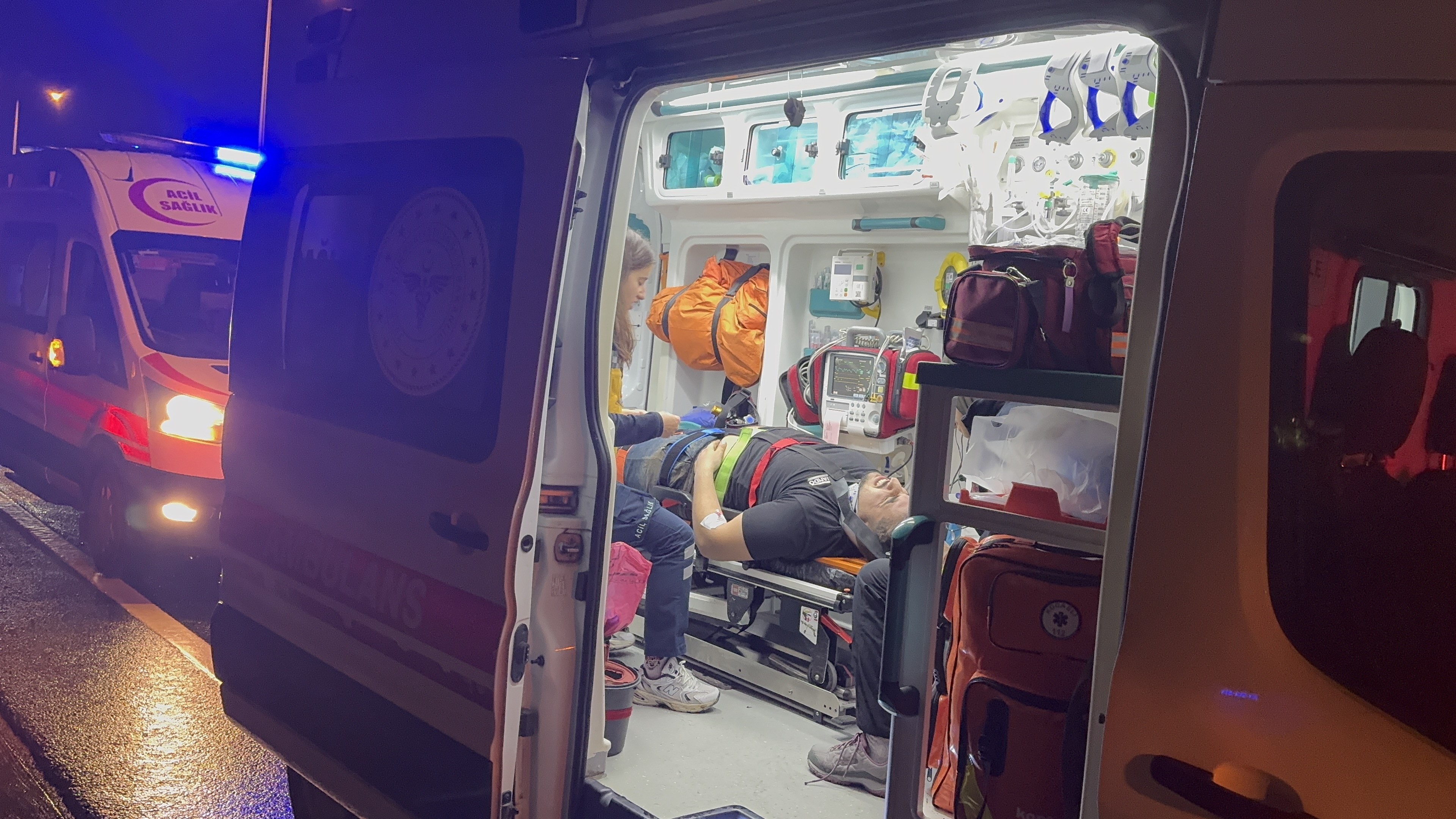 D 100’De Korkunç Kaza! Araç Ters Döndü, Sürücü Yola Fırladı (7)