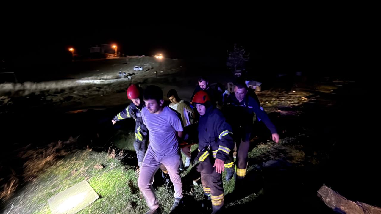 Darıca’da Otomobil Şarampole Devrildi 2 Yaralı (3)
