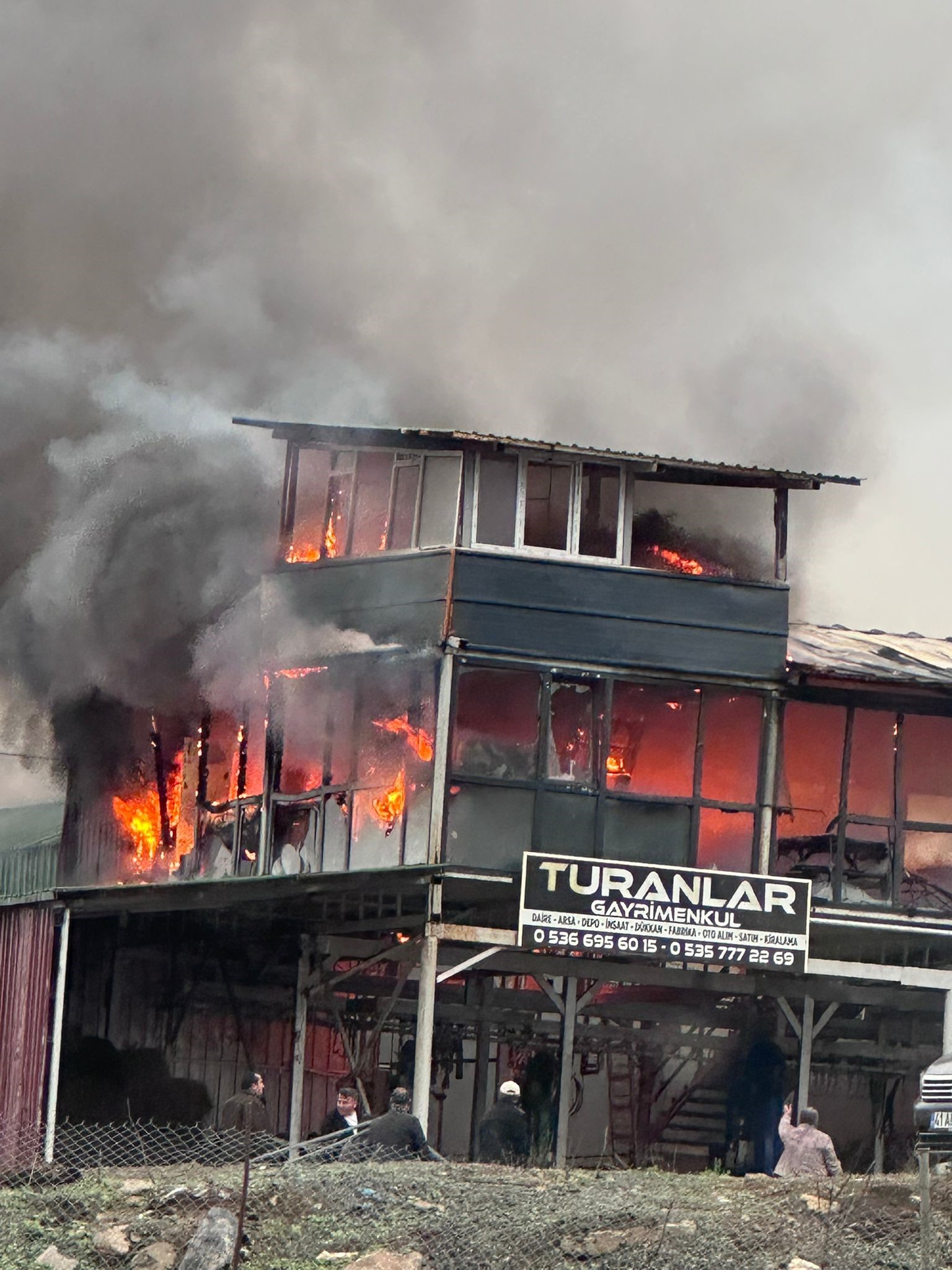 Dilovası’nda Emlak Ofisi Olarak Kullanılan Iki Katlı Konteynerde Çıkan Yangın, Itfaiye Ekiplerinin Müdahalesiyle Söndürüldü. Yangında Konteyner Kullanılamaz Hale Geldi (2)