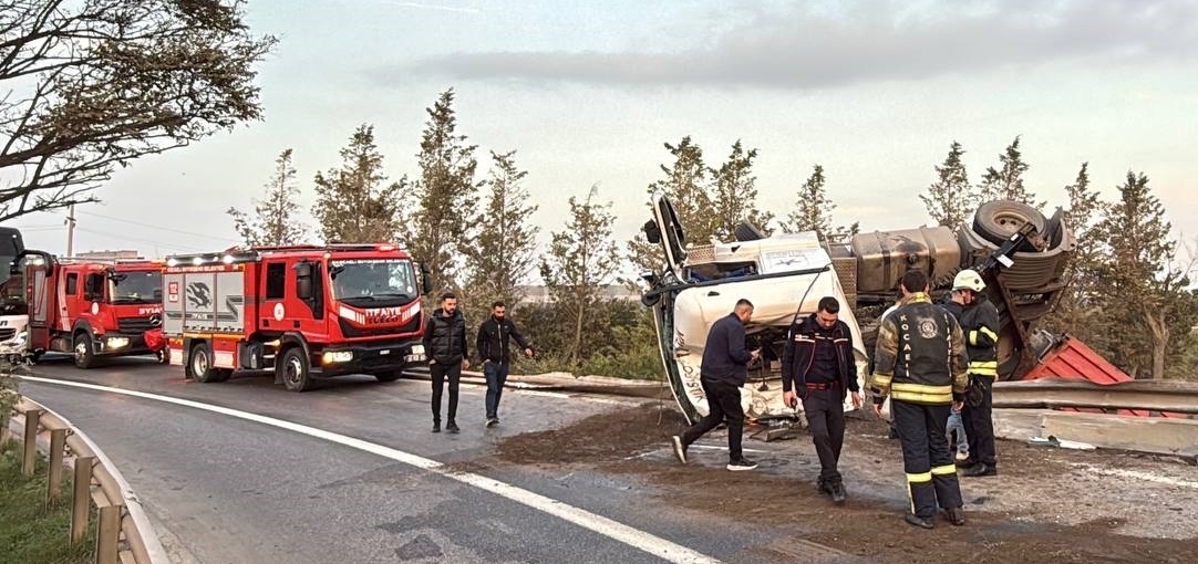 Gebze Gişeleri Yolunda Tır Devrildi! Sürücü Yaralandı (1)