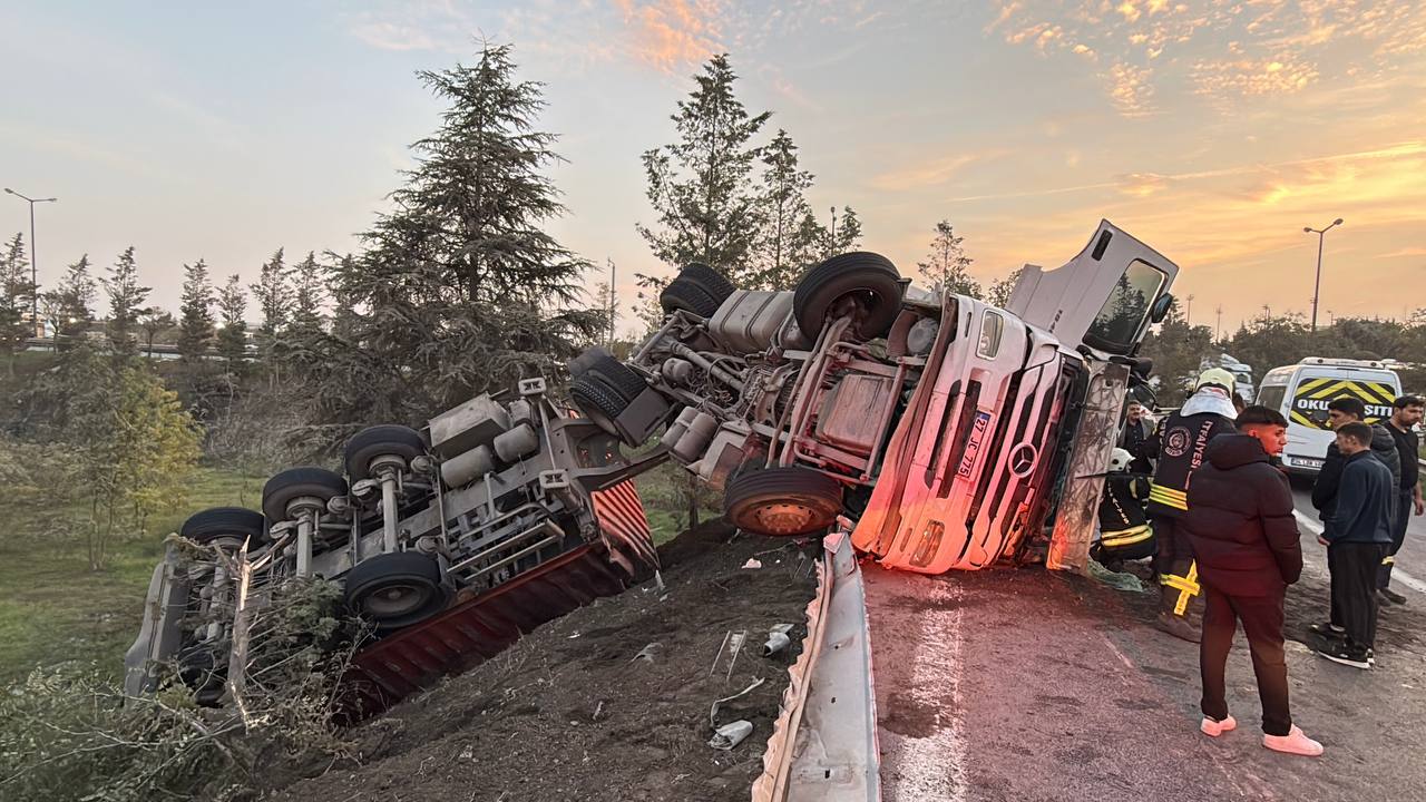 Gebze Gişeleri Yolunda Tır Devrildi! Sürücü Yaralandı (2)