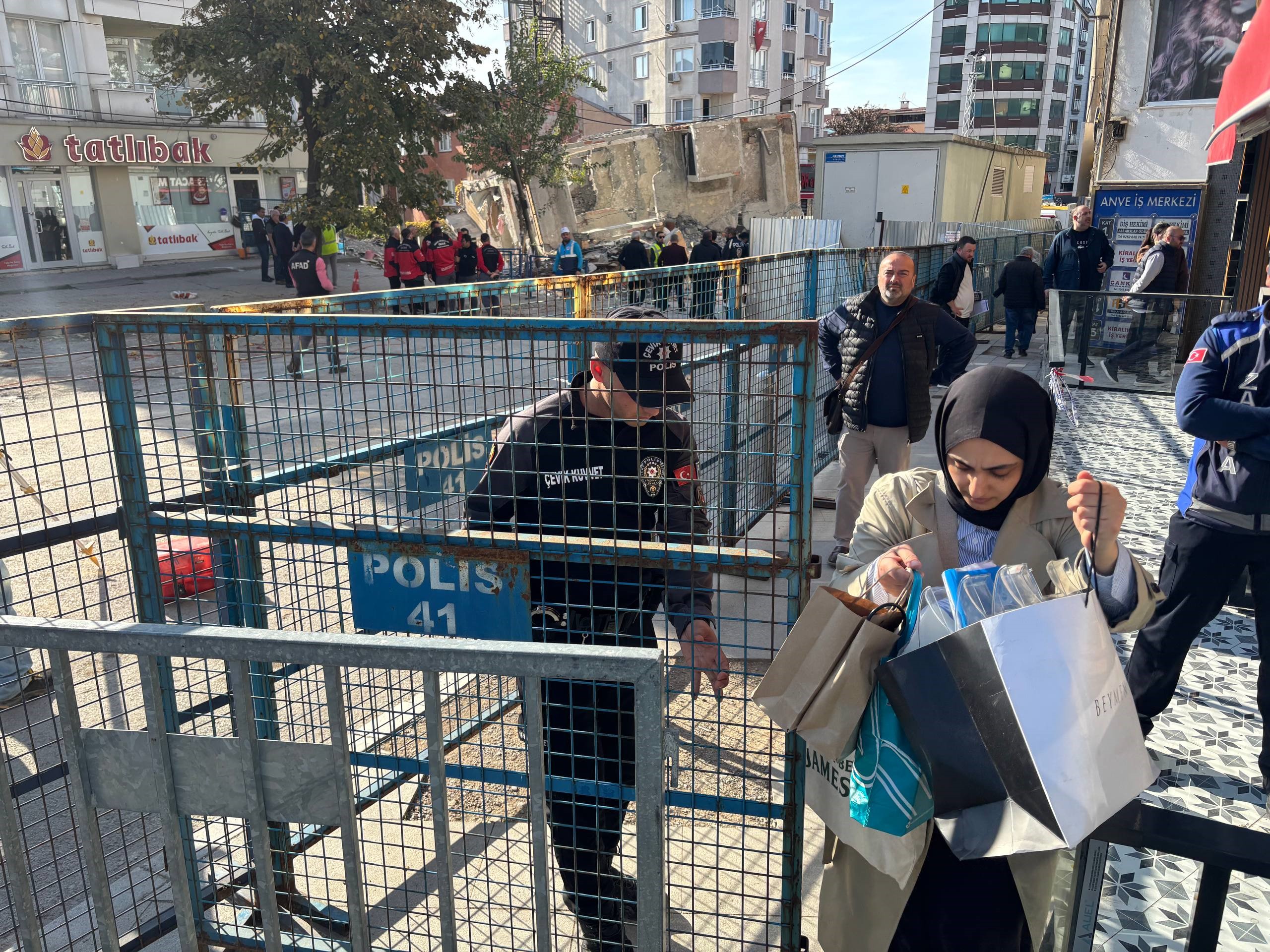Gebze’de 4 Kişinin Hayatını Kaybettiği Çökme Sonrası Evlere Sınırlı Giriş İzni Verildi (13)