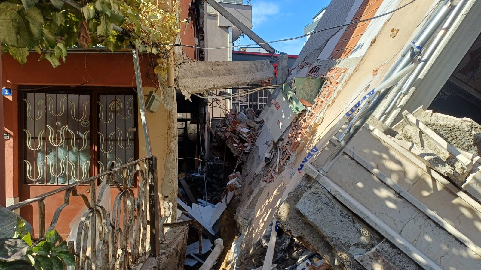 Gebze’de 4 Kişinin Hayatını Kaybettiği Çökme Sonrası Evlere Sınırlı Giriş İzni Verildi (3)