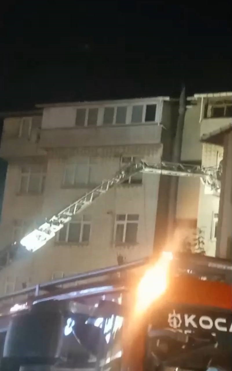 Gebze’de 4 Kişiye Mezar Olan Binanın Yakınlarında Bulunan Başka Bir Binadan Gelen Çatırdama Sesleri Üzerine Ekipler Alarma Geçti. Bina Tahliye Edilirken, Bölgede Geniş Güvenlik Önlemi Alındı (1)-1