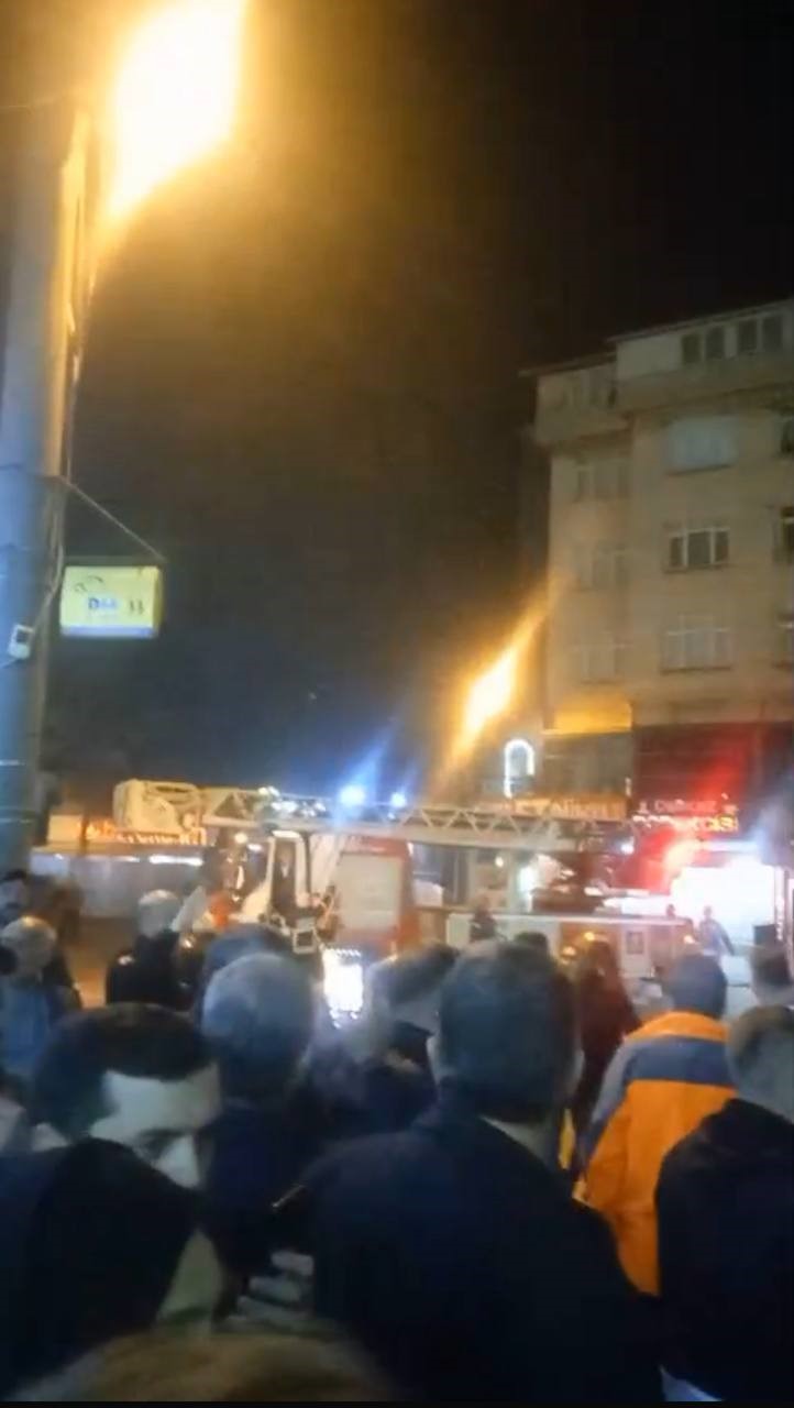 Gebze’de 4 Kişiye Mezar Olan Binanın Yakınlarında Bulunan Başka Bir Binadan Gelen Çatırdama Sesleri Üzerine Ekipler Alarma Geçti. Bina Tahliye Edilirken, Bölgede Geniş Güvenlik Önlemi Alındı (3)