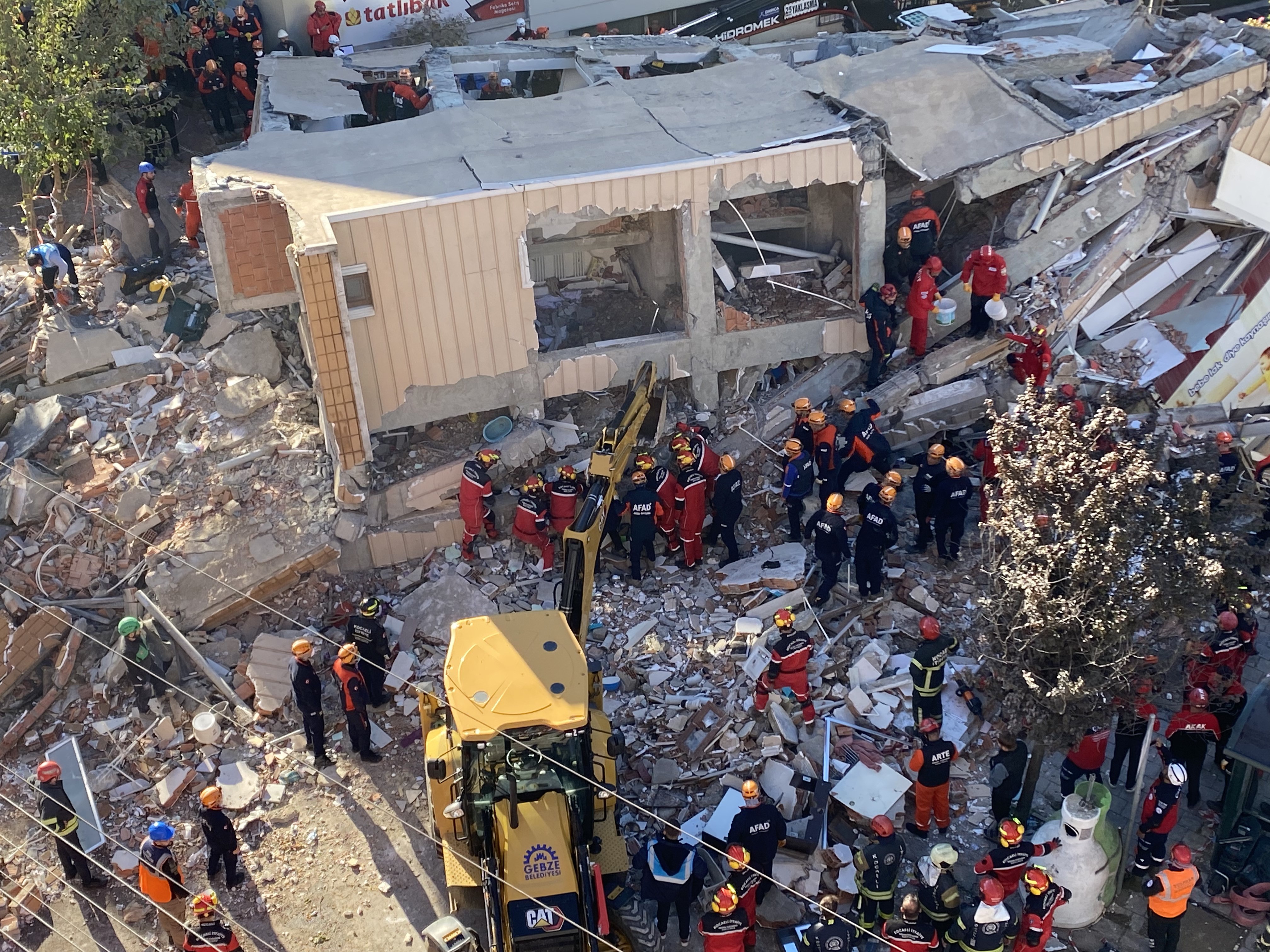 Gebze'de Can Pazarı! Enkaz Altındaki 5 Kişiye Ulaşılamıyor 02