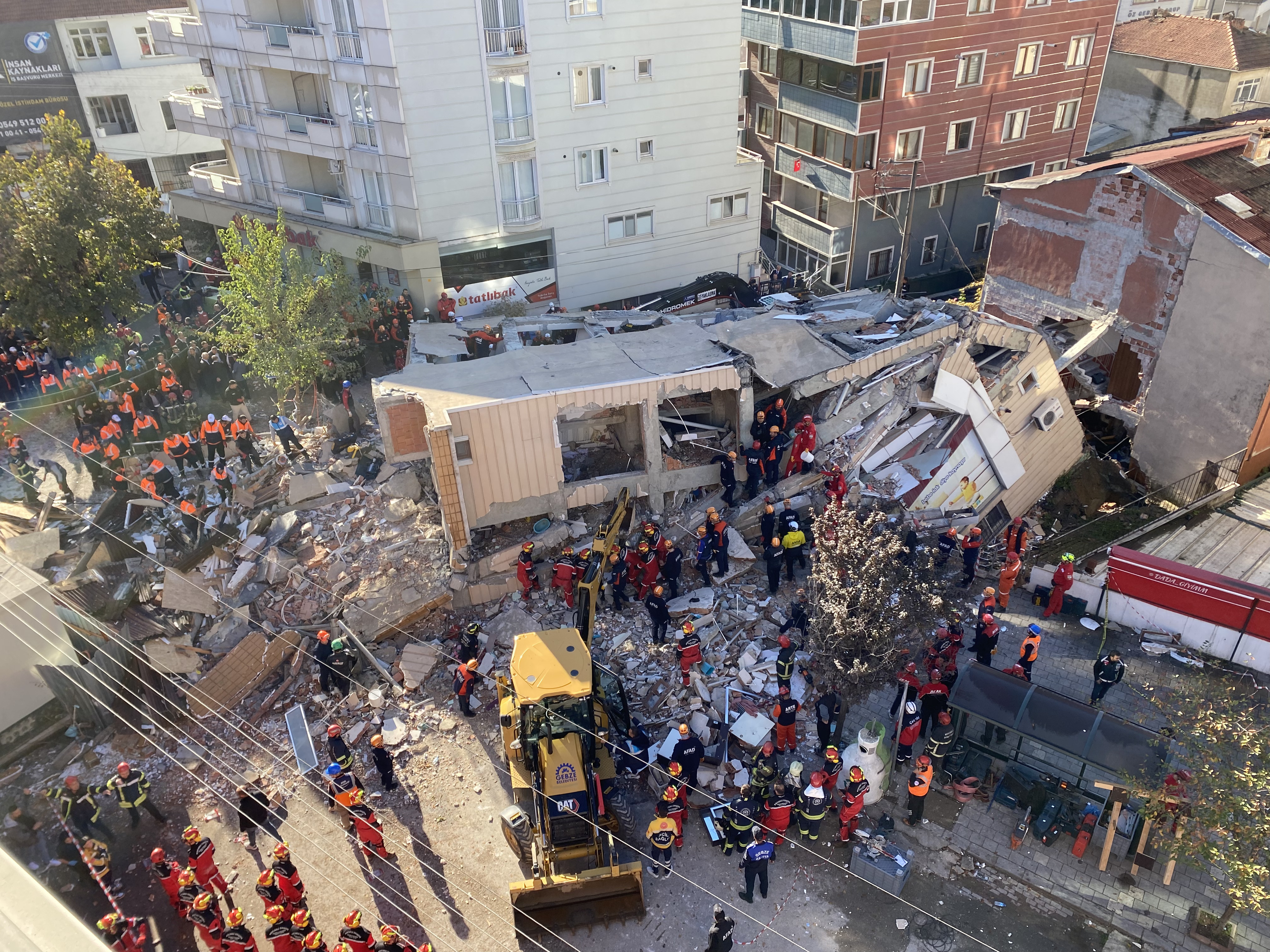 Gebze'de Can Pazarı! Enkaz Altındaki 5 Kişiye Ulaşılamıyor 04