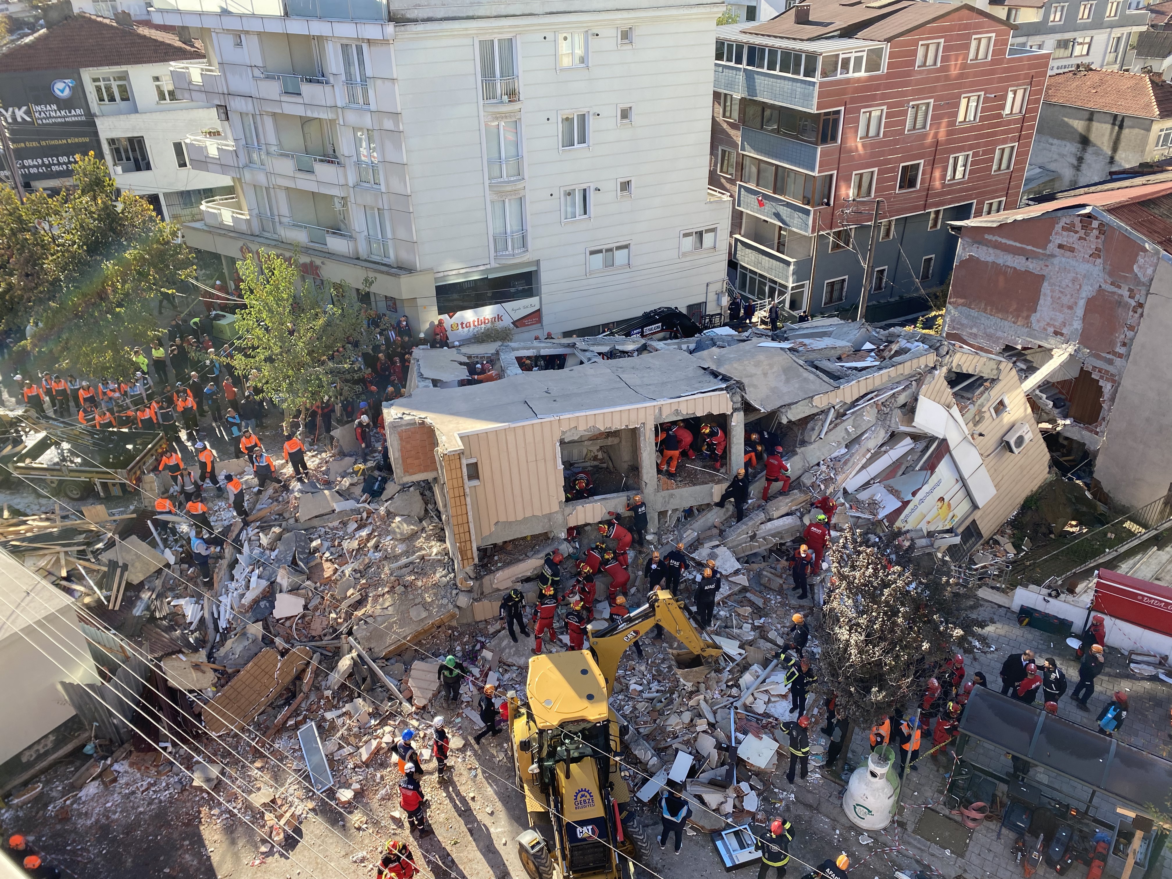 Gebze'de Can Pazarı! Enkaz Altındaki 5 Kişiye Ulaşılamıyor 06