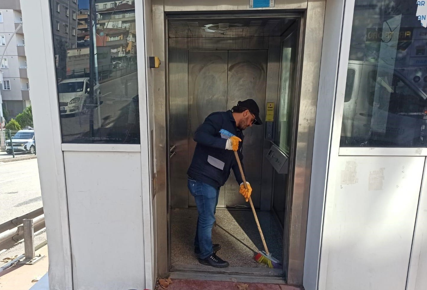 Gebze’de Üst Geçit Asansörlerinde Kapsamlı Temizlik (1)