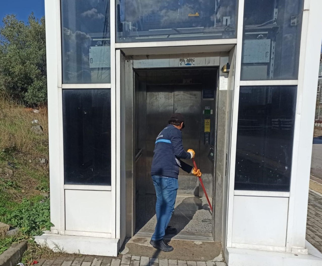 Gebze’de Üst Geçit Asansörlerinde Kapsamlı Temizlik (2)