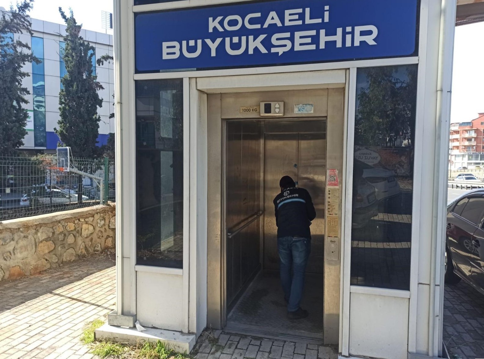 Gebze’de Üst Geçit Asansörlerinde Kapsamlı Temizlik (4)