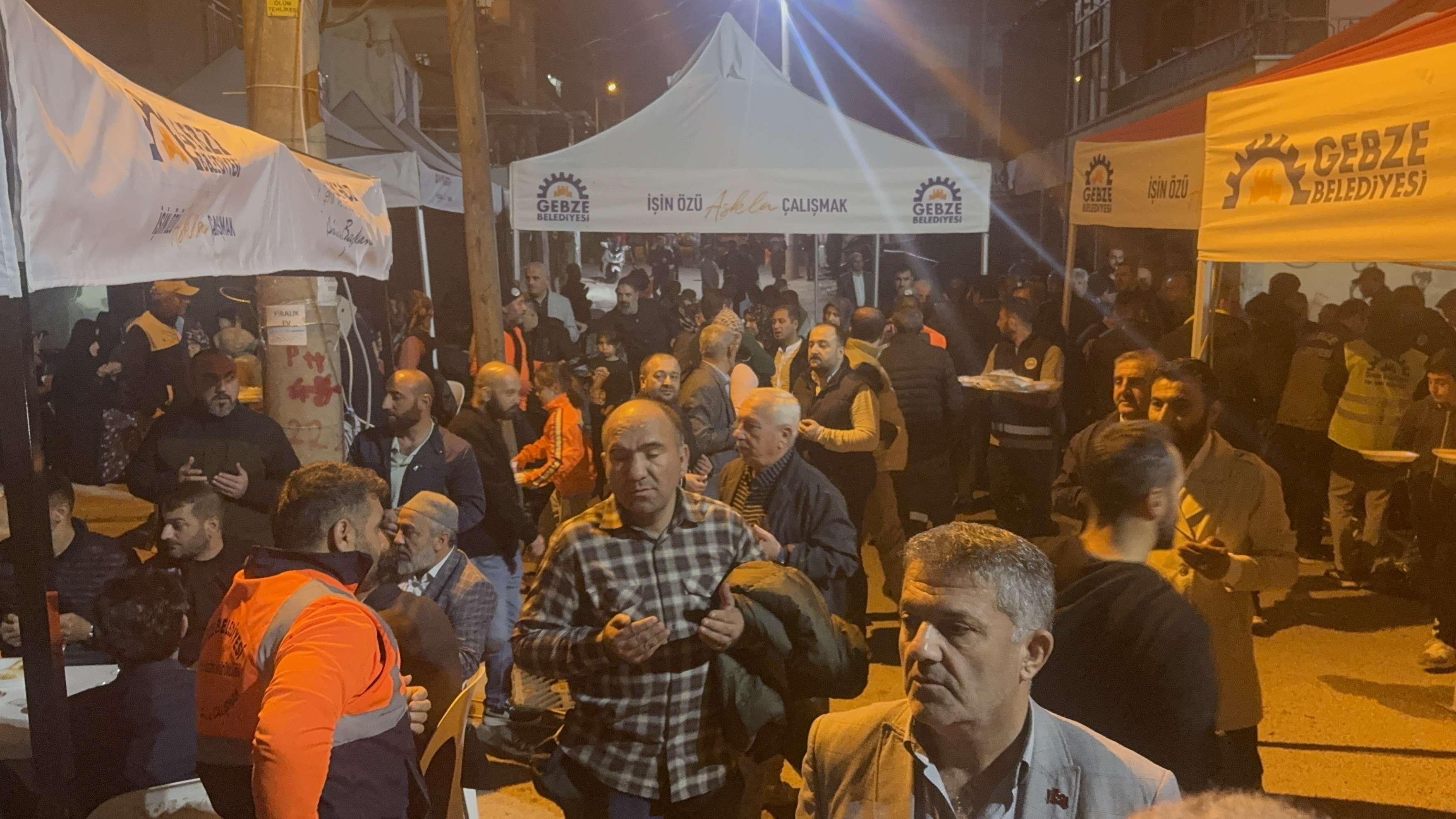 Gebze’deki Enkazda Ailesini Kaybeden Genç Kıza Dayısı Bakacak (6)