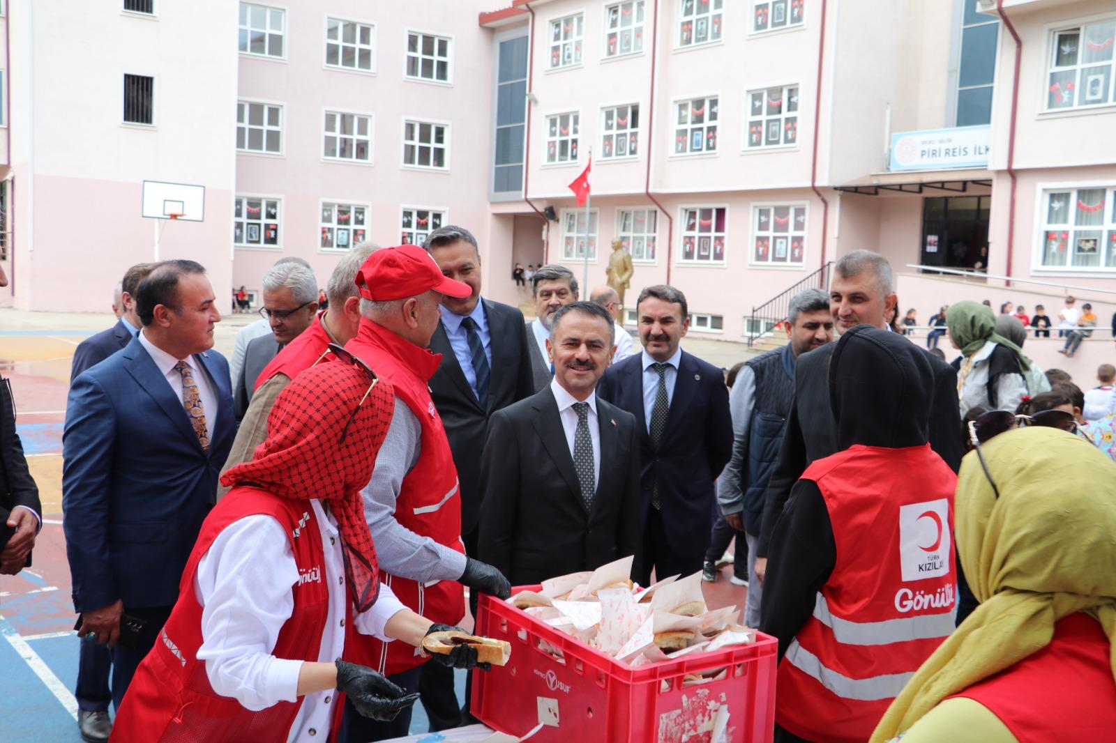 Gölcük Piri Reis İlkokulu’na “En Çok Kan Bağışı Yapan Okul” Ödülü (1)-1