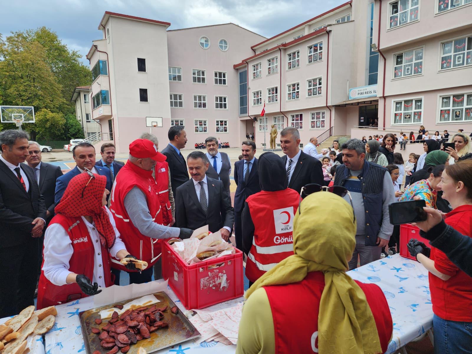 Gölcük Piri Reis İlkokulu’na “En Çok Kan Bağışı Yapan Okul” Ödülü (2)