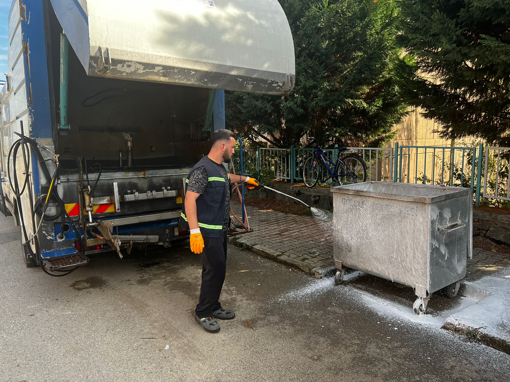 Gölcük’te Konteynerler Dezenfekte Edildi!1