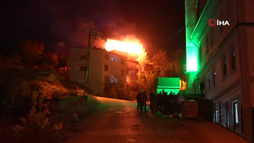 Gümüşhane'de Geceyi Alevler Aydınlattı! 4 Katlı Binada Korku Dolu Anlar (1)-2