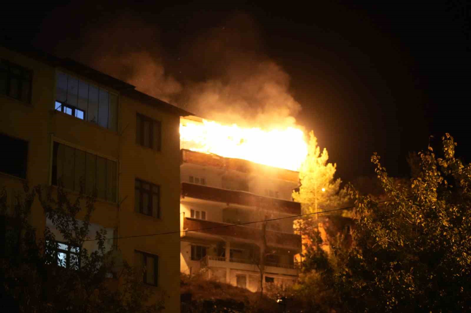 Gümüşhane'de Geceyi Alevler Aydınlattı! 4 Katlı Binada Korku Dolu Anlar (2)