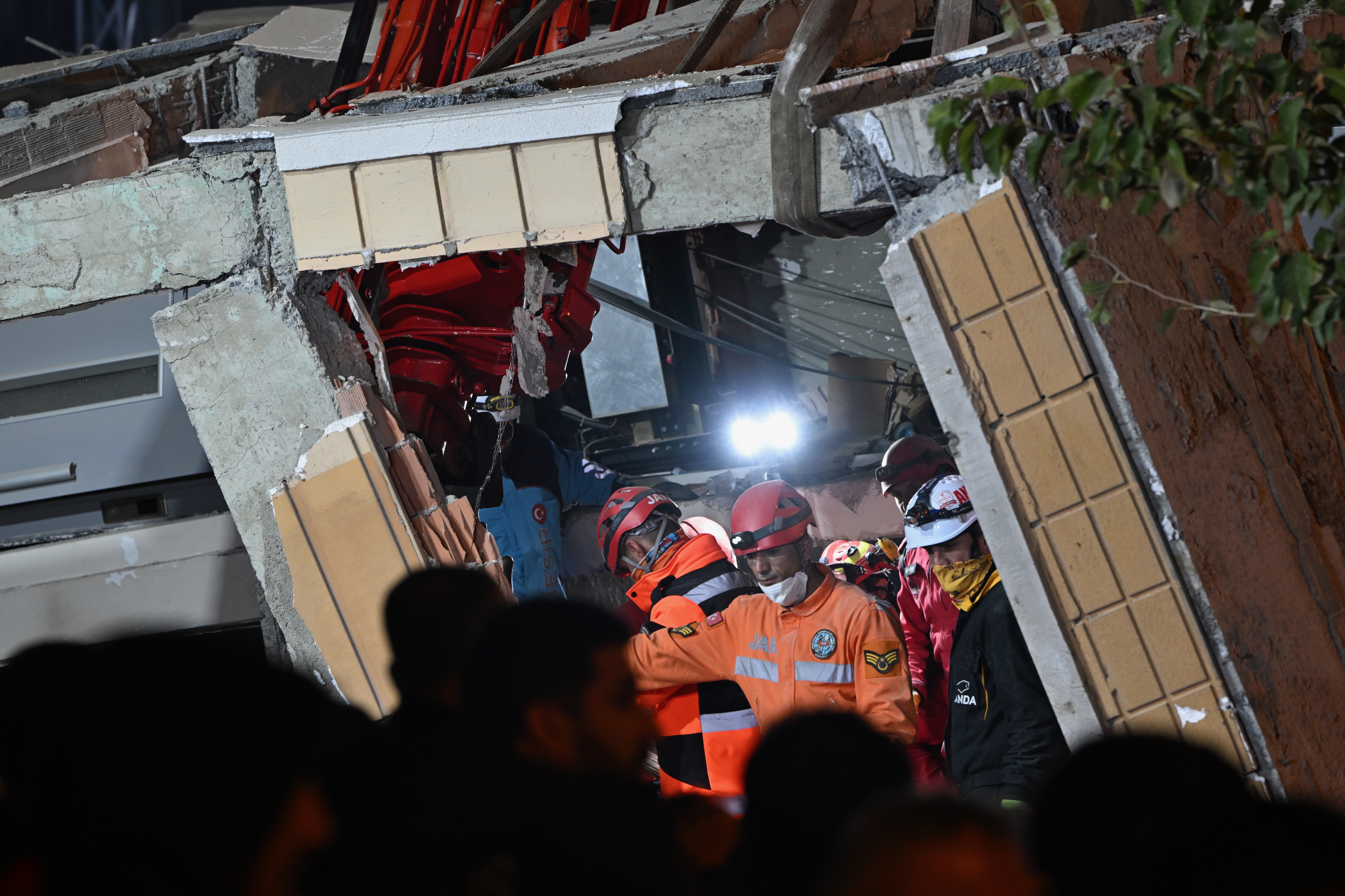 Güncelleme Kocaeli'de Çöken Binanın Enkazında Kalan Çiftin Cansız Bedenlerine Ulaşıldı