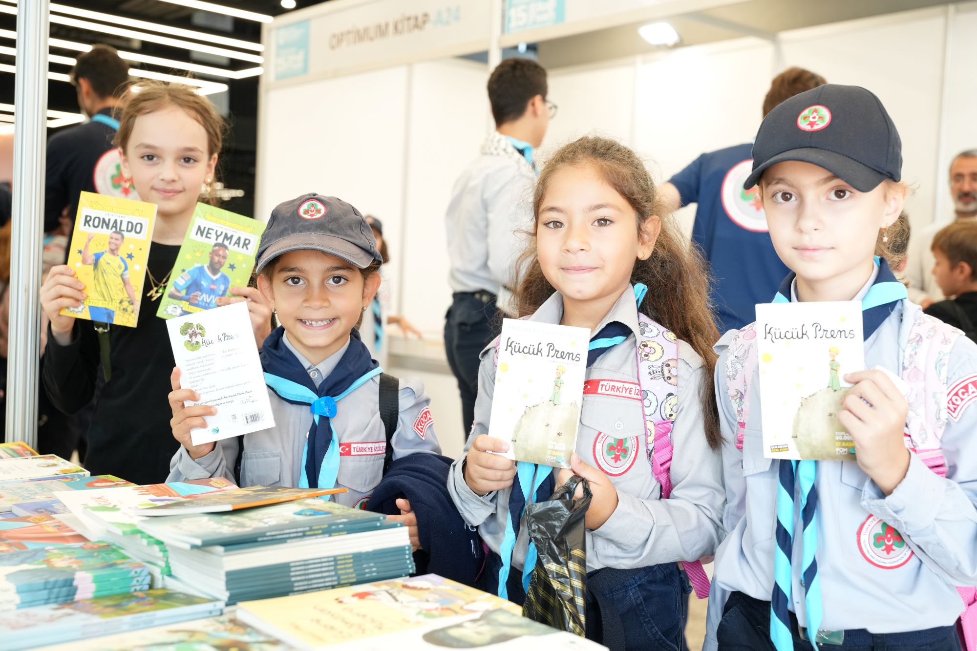 Hasret Bitti! Kitap Fuarının İlk Ziyaretçileri Geldi 6