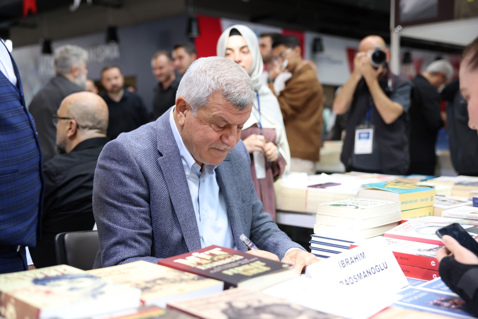 İbrahim Karaosmanoğlu, Kocaeli Kitap Fuarı’nda Okurlarıyla Buluştu (2)